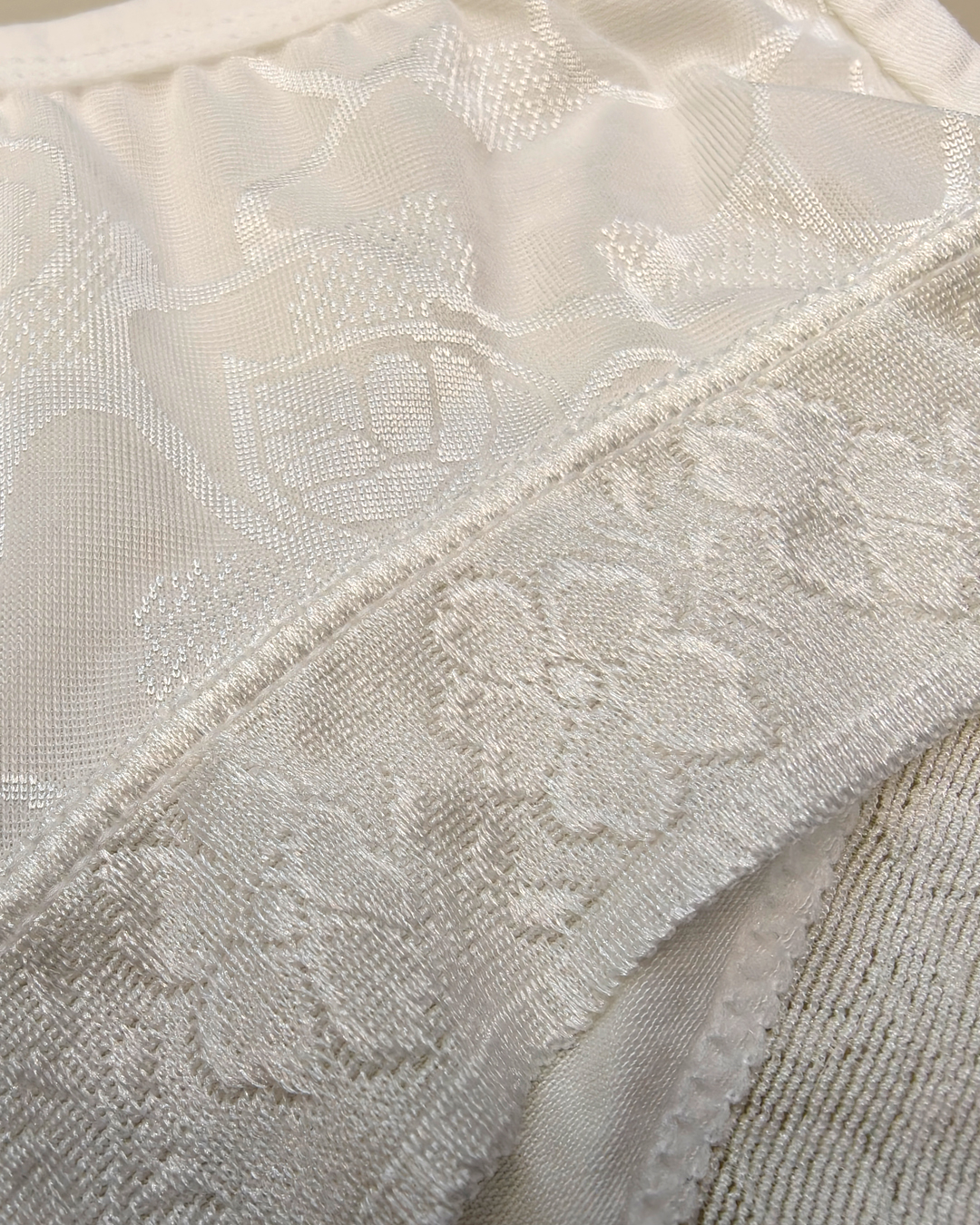 TR_9804_White_Big_Inst_